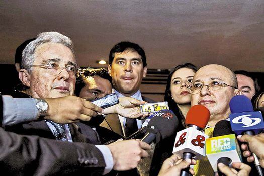 El senador Álvaro Uribe y el fiscal Eduardo Montealegre dan declaraciones a los medios tras su reunión del jueves pasado.   / Mauricio Alvarado - Colprensa