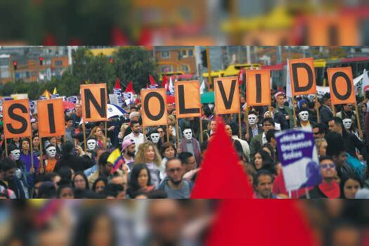Miles de personas se dieron cita en la Plaza de Bolívar de Bogotá para manifestarse a favor de la vida. En los últimos tres años han matado a 462 líderes sociales en el país. / Crhistian Garavito - El Espectador