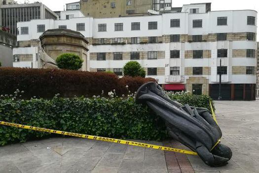 La estatua de Gonzalo Jiménez de Quesada fue derribada en Bogotá, la semana pasada, por indígenas de la comunidad Misak como un acto de "limpieza, una sanación espiritual". 