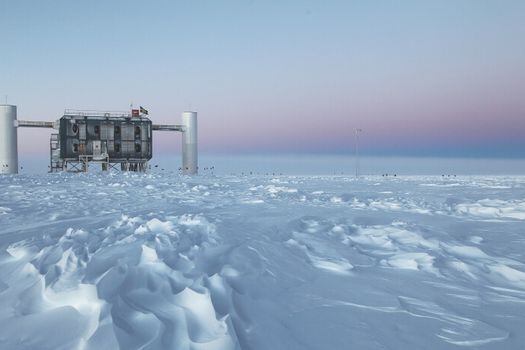El IceCube, un observatorio en el suelo antártico, es el detector de neutrinos más grande del mundo.  / Sven Lidstrom, IceCube - NSF