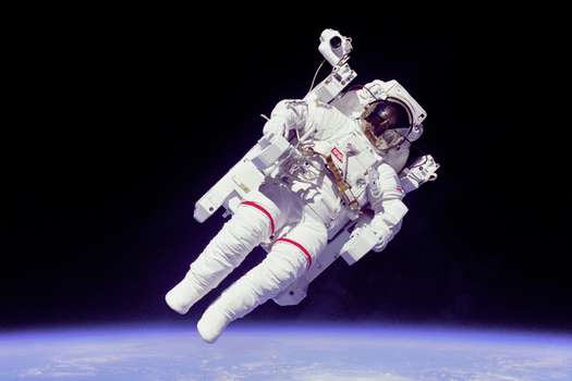 Astronauta es quien efectivamente ha viajado al espacio exterior, es decir, ha sobrepasado los 80 kilómetros de altura sobre el nivel del mar.