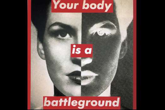 Este póster de la artista y activista Barbara Kruger es una de las piezas que exhibe la M.A.M.I.