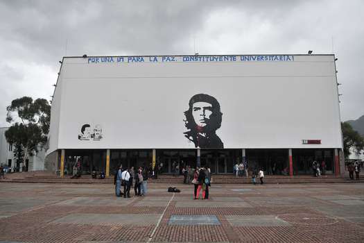 Aspectos del interior de esta universidad ubicada en Bogotá, dentro de sus instalaciones se destaca la plaza del Che Guevara