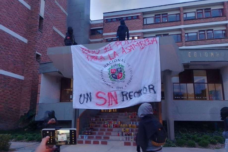 Encapuchados se toman edificio administrativo de la Universidad Nacional en Bogotá