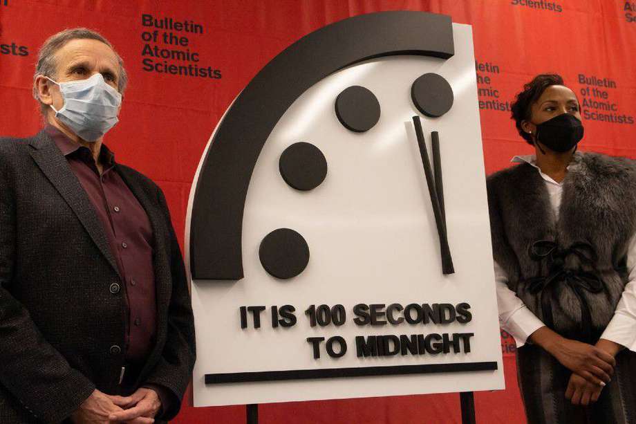 El Boletín de Científicos Atómicos sique poniendo el reloj a 100 segundos hasta la medianoche o la llegada del "apocalipsis".