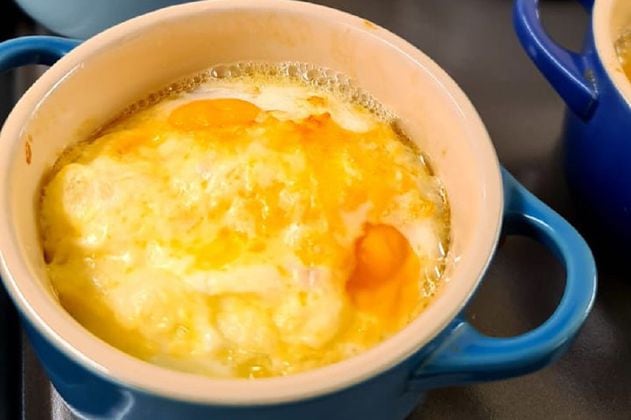 Receta para preparar huevos cocotte con jamón brie