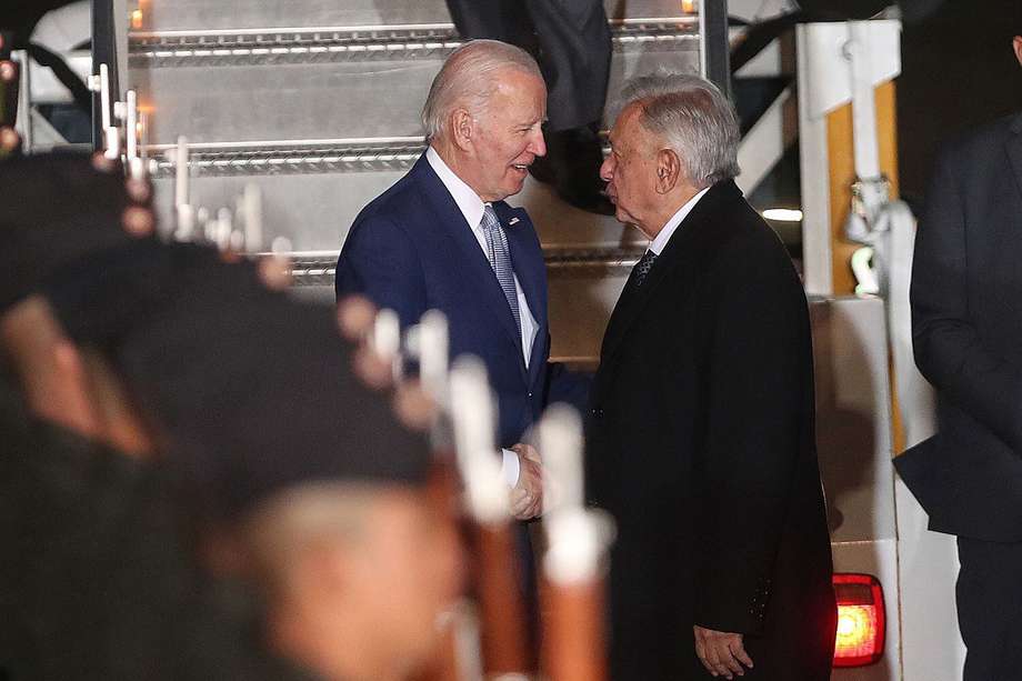 El presidente de México, Andrés Manuel López Obrador, da la bienvenida al presidente de Estados Unidos, Joe Biden, tras dar inicio a su visita oficial al país vecino. 