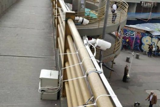 Estas cámaras, que están siendo instaladas en varios puentes peatonales de la ciudad, hacen parte de la Encuesta de Movilidad 2019. / Tomada de Twitter: @_jairo_mon