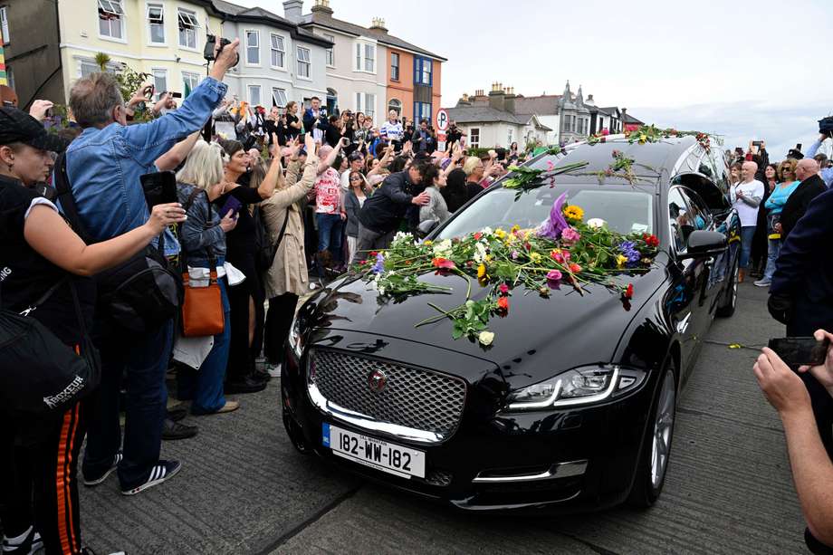 Sus admiradores tuvieron la posibilidad de rendirle un "último adiós" durante un cortejo fúnebre frente a la orilla del mar en Bray, donde vivió 15 años. 