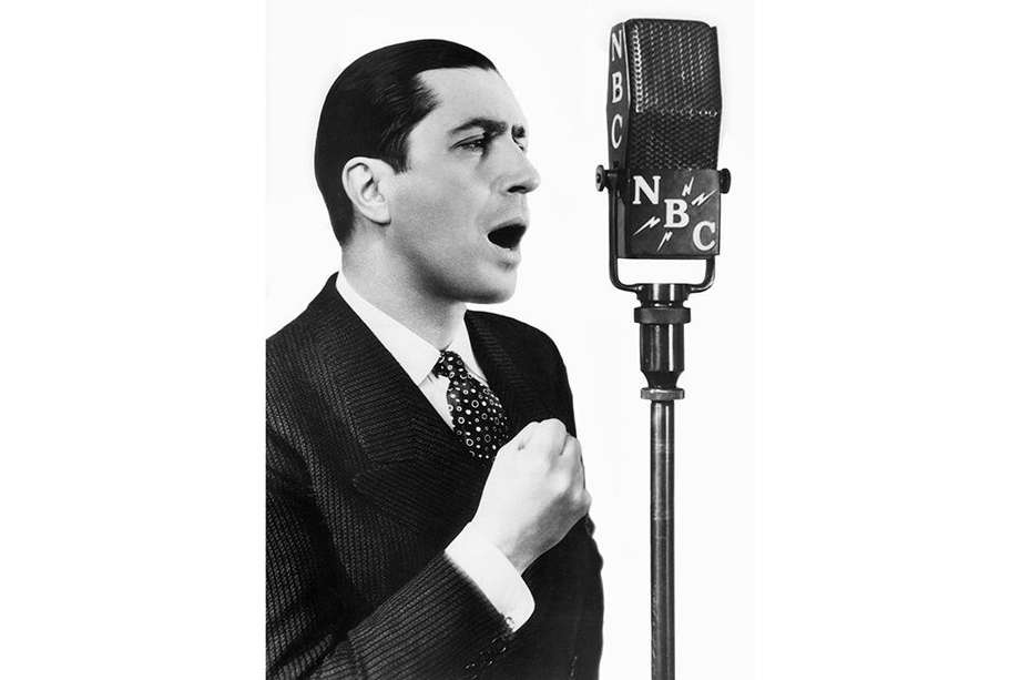 Carlos Gardel fue cantante, compositor y actor de cine.