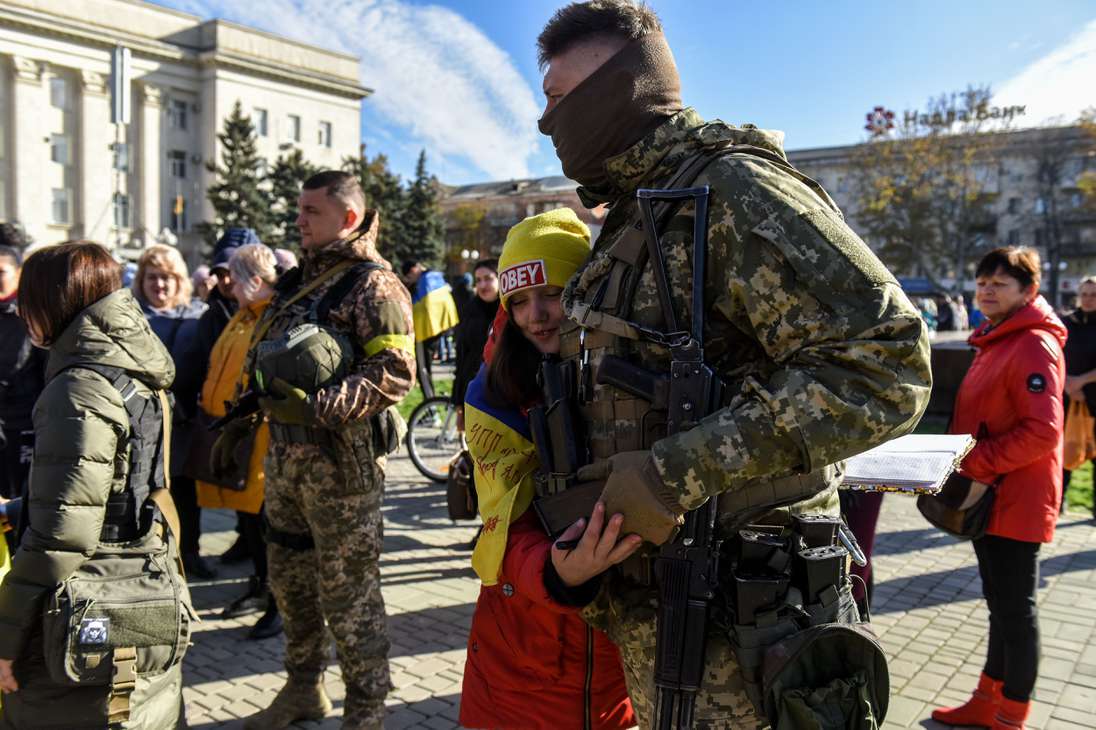 Kherson (Ukraine), 14/11/2022.- A serviceman is hugged by a girl during a patriotic rally after President Zelesnky's visit to the recaptured city of Kherson, Ukraine, 14 November 2022. Ukrainian troops entered Kherson on 11 November after Russian troops had withdrawn from the city. Kherson was captured in the early stage of the conflict, shortly after Russian troops had entered Ukraine in February 2022. (Rusia, Ucrania) EFE/EPA/OLEG PETRASYUK