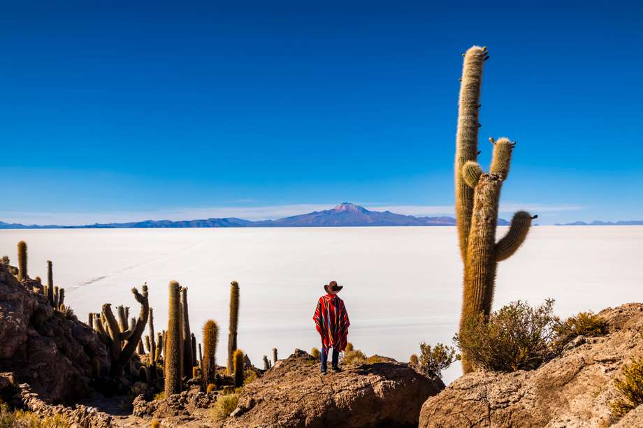 Con una superficie de 10.582 kilómetros cuadrados sobre el Altiplano, el Salar de Uyuni es el desierto salado más grande del mundo.