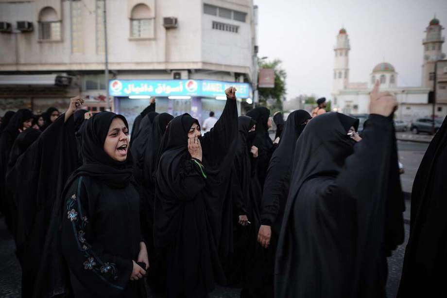 Mujeres de Bahréin se unieron a las protestas que estallaron un 14 de febrero de 2001, hace diez años. Aquí una manifestación en Manama. / AFP 
