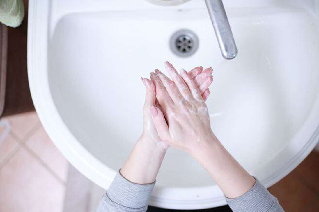 Lavarse las manos frecuentemente con agua y jabón o usar desinfectante de manos con al menos un 60 % de alcohol, especialmente después de tocar superficies o elementos de uso común, así como al llegar a casa y antes de comer cualquier dulce.