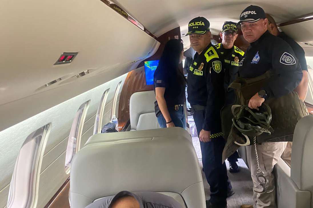 Al momento de subirlo al avión, el propio director de la DIJIN, general Fernando Murillo (el primer hombre de pie a la izquierda) verificó que Otoniel estuviera a bordo de la aeronave.