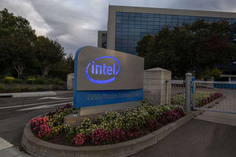 En su último trimestre de 2021, Intel facturó 20.528 millones de dólares, un 2,75 % más que los 19.978 millones ingresados entre octubre y diciembre de 2020. / David Paul Morris/Bloomberg.