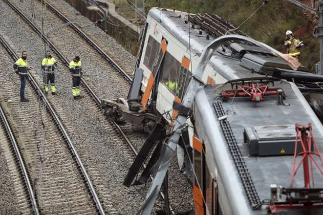 Un muerto y 44 heridos por tren descarrilado en los alrededores de Barcelona, España
