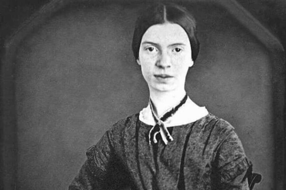 Emily Dickinson (1830-1866) es una de las autoras más enigmáticas de la historia de la literatura. Murió a los 55 años siendo una desconocida y habiendo publicado solo siete poemas. En realidad había escrito casi dos mil y fue su hermana quien los encontró en un cajón, garabateados en pedazos de papel o cuidadosamente cosidos en cuadernillos. 
/ Archivo