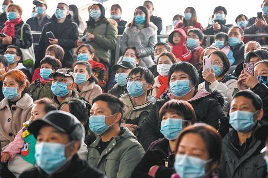 China ha informado de 100.871 casos sintomáticos y menos de 5.000 muertes desde que el virus fue detectado en la ciudad de Wuhan, a finales de 2019.