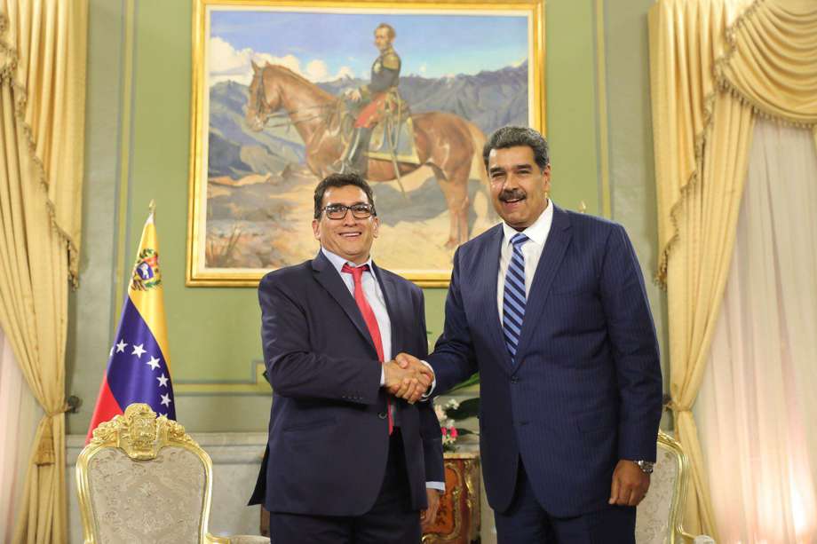 Milton Rengifo, nuevo embajador en Venezuela y el presidente de Venezuela, Nicolás Maduro.