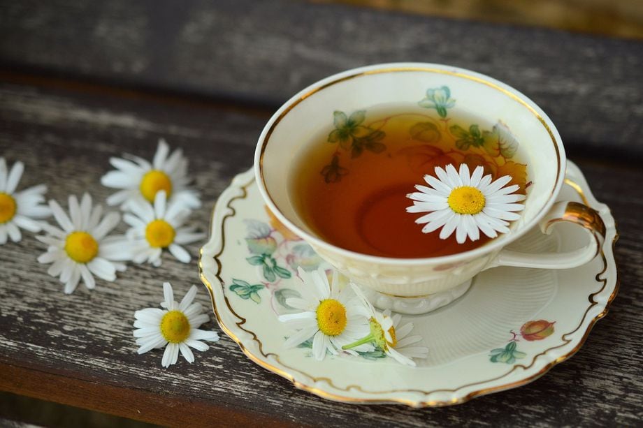 El té de manzanilla es ideal para combatir ojeras y bolsas en los ojos.