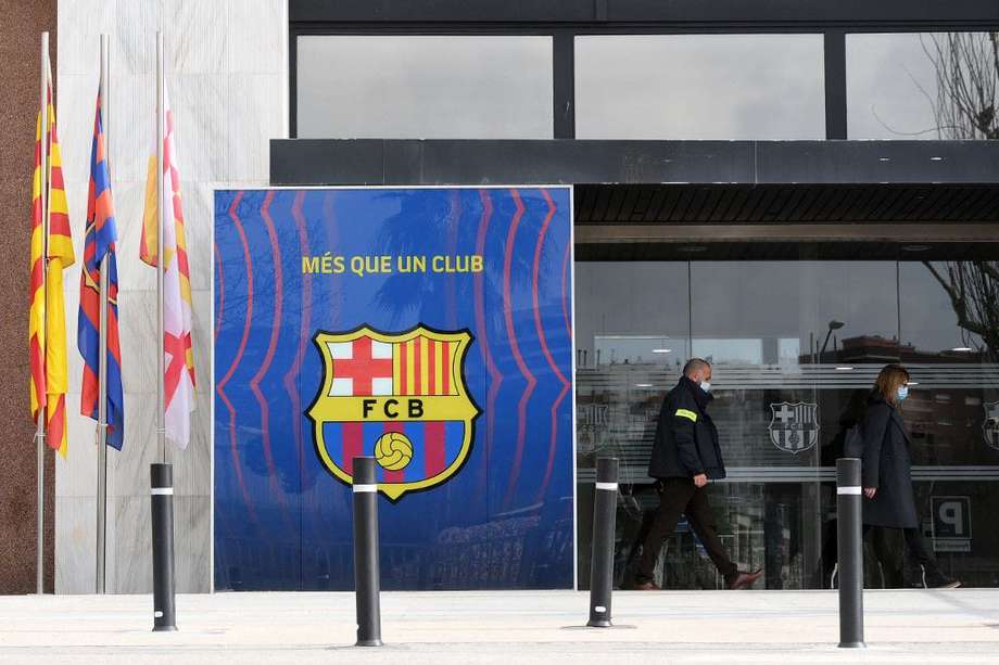 La policía autonómica de Cataluña allanó las oficinas del Barcelona.