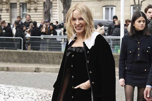 Kylie Minogue muestra cómo llevar el ‘vestidito negro’ a los cincuenta