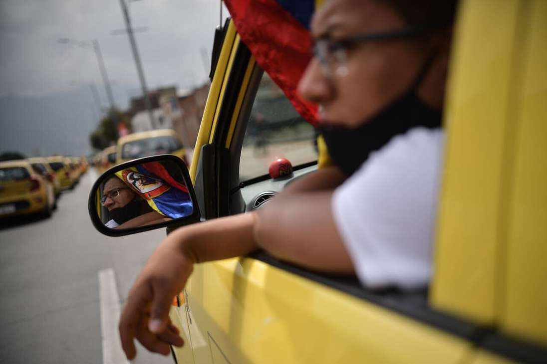 Los conductores de taxis salieron con sus vehículos desde cinco puntos de la ciudad, con el fin de reclamar una vez más la poca celeridad en la regulación de las plataformas de transporte.