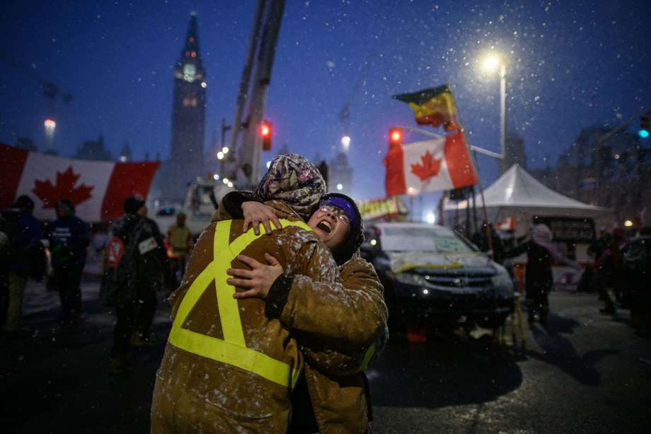 El mal tiempo, la lluvia matutina, y la nieve prevista para los próximos días podrían complicar las operaciones de la policía, quienes se enfrentan a una situación compleja y peligrosa para desalojar a los manifestantes de las calles de Ottawa.