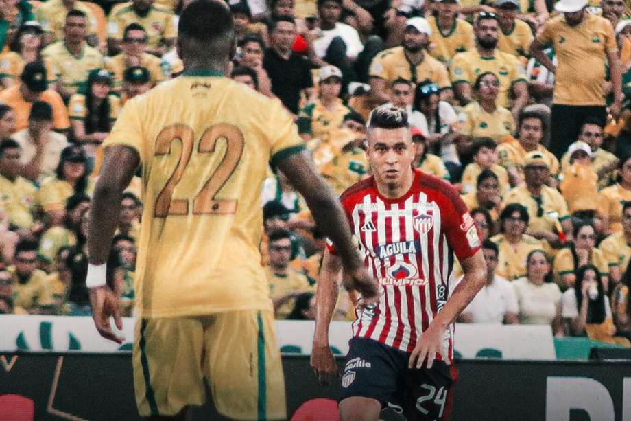 Víctor Cantillo (der.) durante el juego entre Atlético Bucaramanga y Junior por la segunda fecha de los cuadrangulares semifinales de la Liga BetPlay.