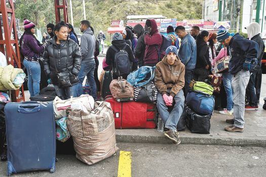 De enero a marzo se presentaron 114.717 salidas a través del puesto fronterizo de Rumichaca, en la frontera entre Colombia y Ecuador. 
 / AFP