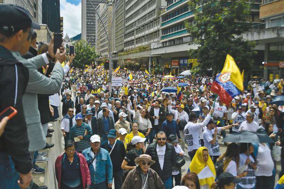 De acuerdo con la Policía, en Bogotá salieron alrededor de 30.000 personas a marchar. La protesta salió del Parque Nacional hacia la Plaza de Bolívar.  / Óscar Pérez
