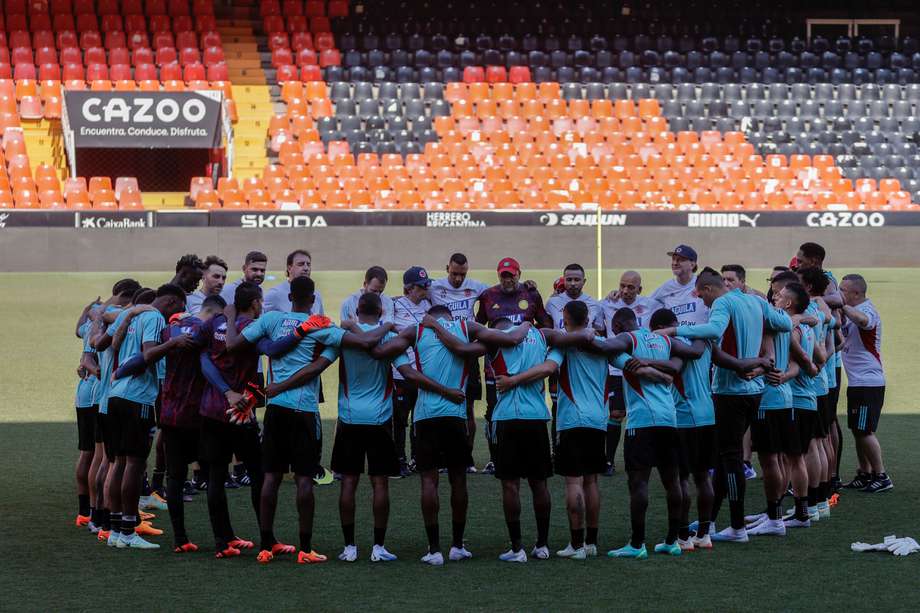 La selección colombiana durante el entrenamiento realizado en el estadio de Mestalla con motivo del partido amistoso frene a Irak.
