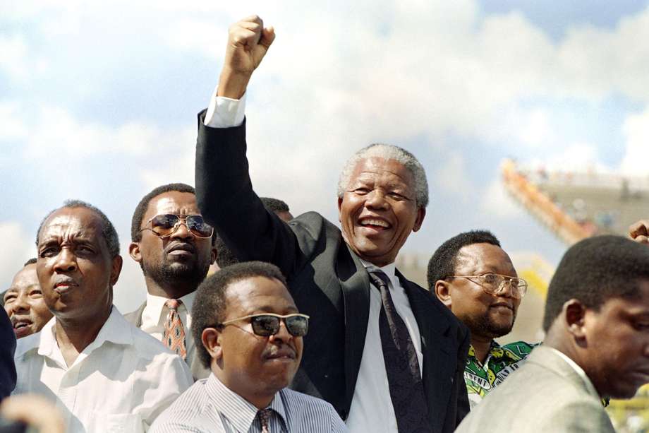 En el centro, levantando la mano en señal de victoria: Nelson Mandela, durante las primeras elecciones libres en Sudáfrica, en 1994.  