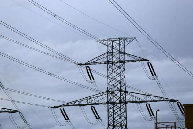 Contraloría llama a revisar reglas de juego para expandir el sistema eléctrico nacional