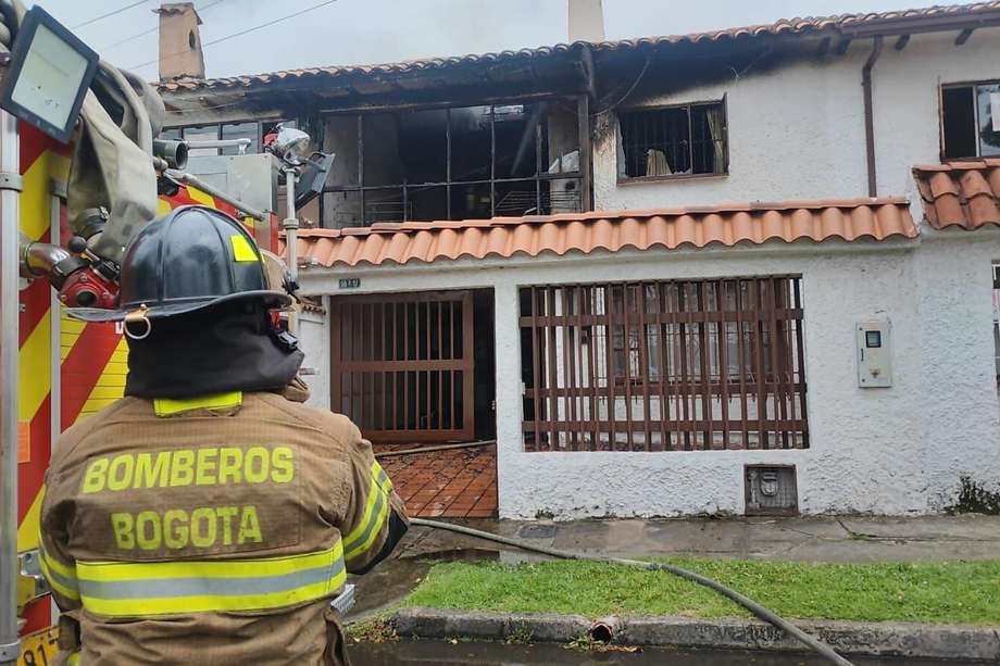 Bomberos de las estaciones Ferias y Chapinero controlaron el incendio en una vivienda de dos niveles ubicada en la calle 102 con carrera 68b.