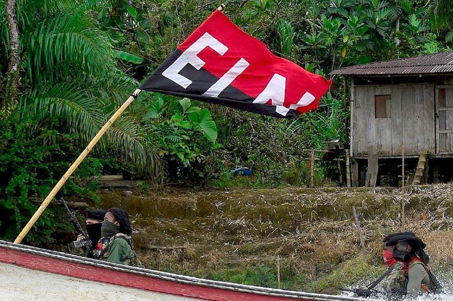 Miembros del Eln patrullan en el Choco. Raúl Arboleda / AFP. 
