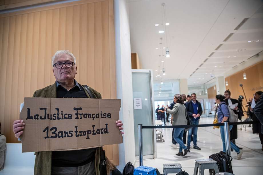 En octubre pasado, durante los primeros días del juicio por el accidente aéreo, Winfried Schmidt, familiar de unas víctimas alemanas, sostuvo un cartel que decía: "Justicia francesa, 13 años demasiado tarde". 