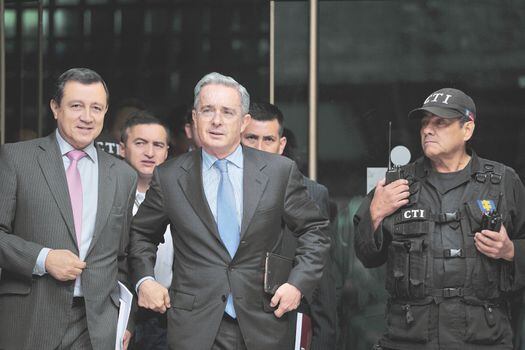 El expresidente Álvaro Uribe es investigado por los delitos de soborno y fraude procesal. / Andrés Torres 