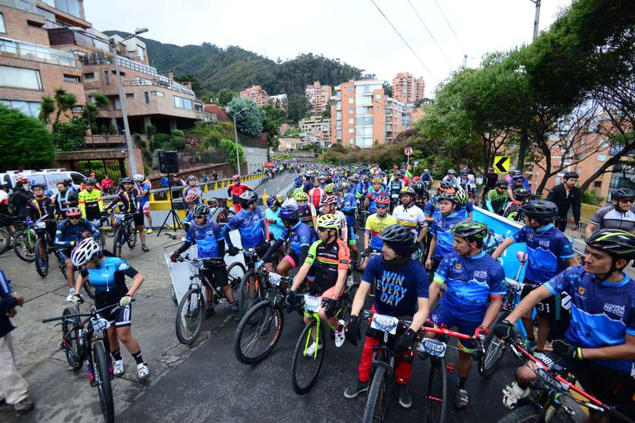 Cada vez más ciclistas aficionados salen a rodar por los alrededores de Bogotá.