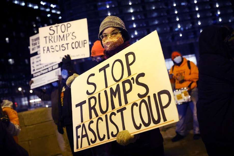Un grupo de manifestantes piden la destitución de Donald Trump frente a la Torre Trump en Chicago, Illinois.