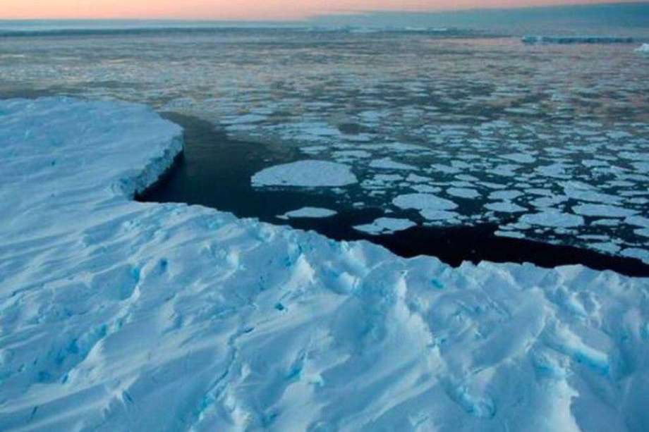 La pérdida de hielo hace que la línea de puesta a tierra se desplace tierra adentro. Esta línea es el punto en el que el hielo pierde contacto con el suelo y comienza a flotar.