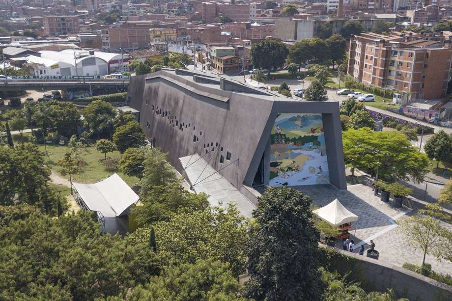 El Museo Casa de la Memoria inauguró su sala central, "Medellín: Memorias de violencia y resistencia", en 2013.