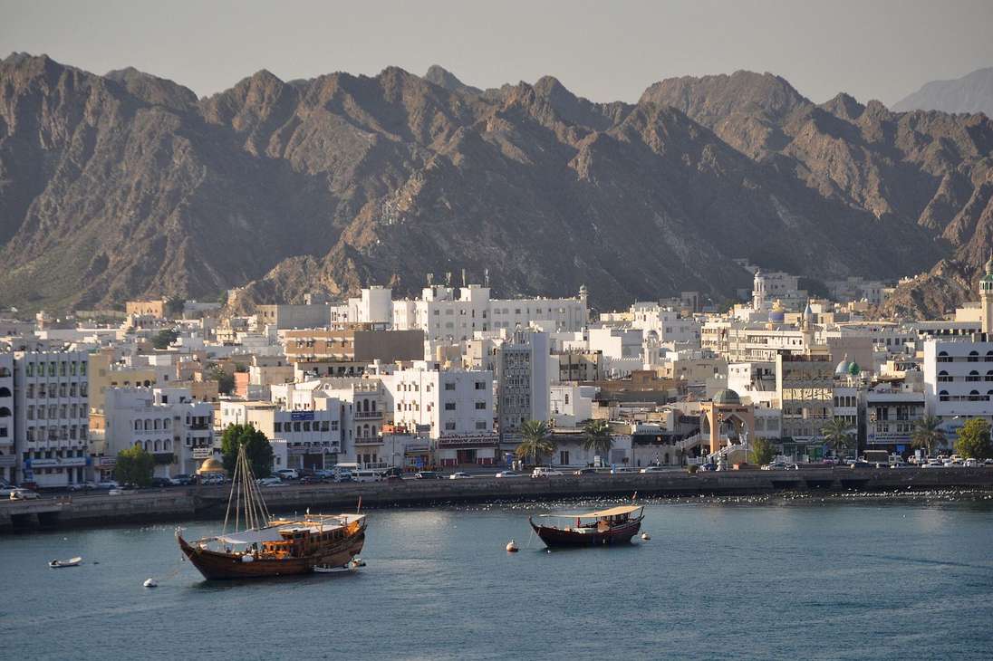 Omán: tierra de desiertos indómitos (y mucho más). Omán es un país de contrastes con mucho que ofrecer al visitante: desiertos abiertos, montañas impresionantes, ciudades llenas de vida y un litoral cegador.
