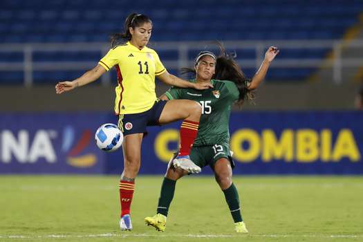 Aide Mendiola (d) de Bolivia disputa un balón con Catalina Usme de Colombia en un partido de la Copa América Femenina.