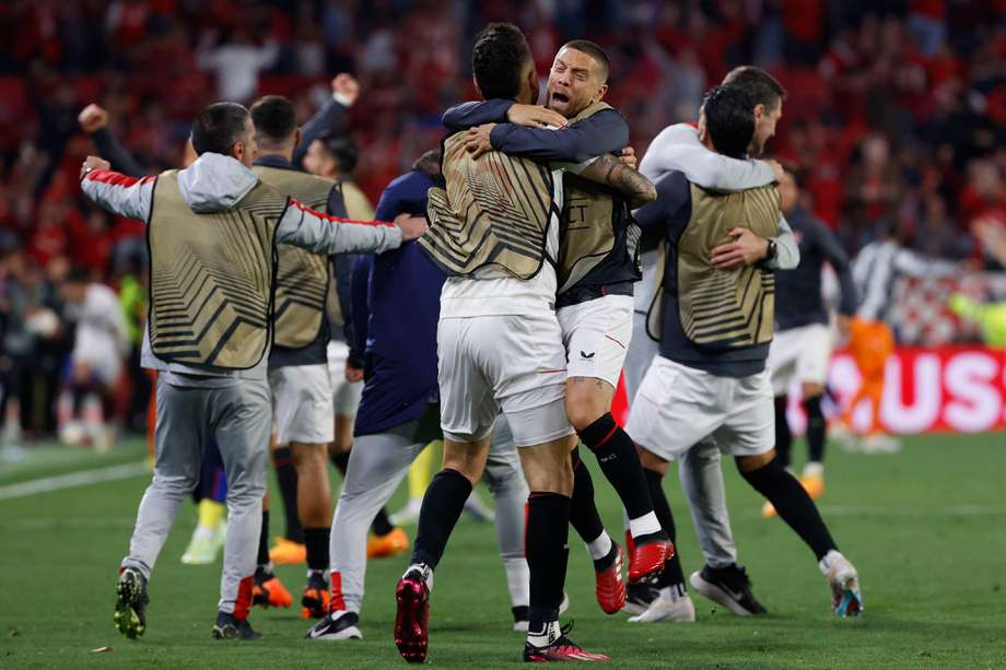 Jugadores del Sevilla celebran el gol que los llevó a la final de la Europa League.
