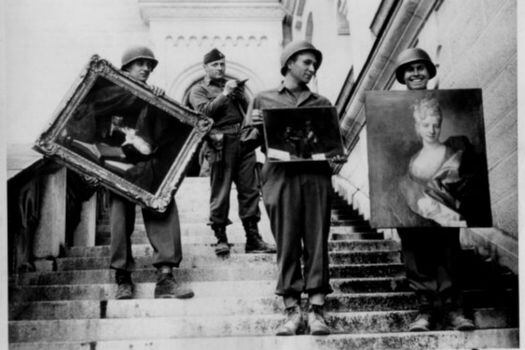 Soldados en medio de la Segunda Guerra Mundial con obras de arte que fueron "decomisadas". / Archivo General de Alemania