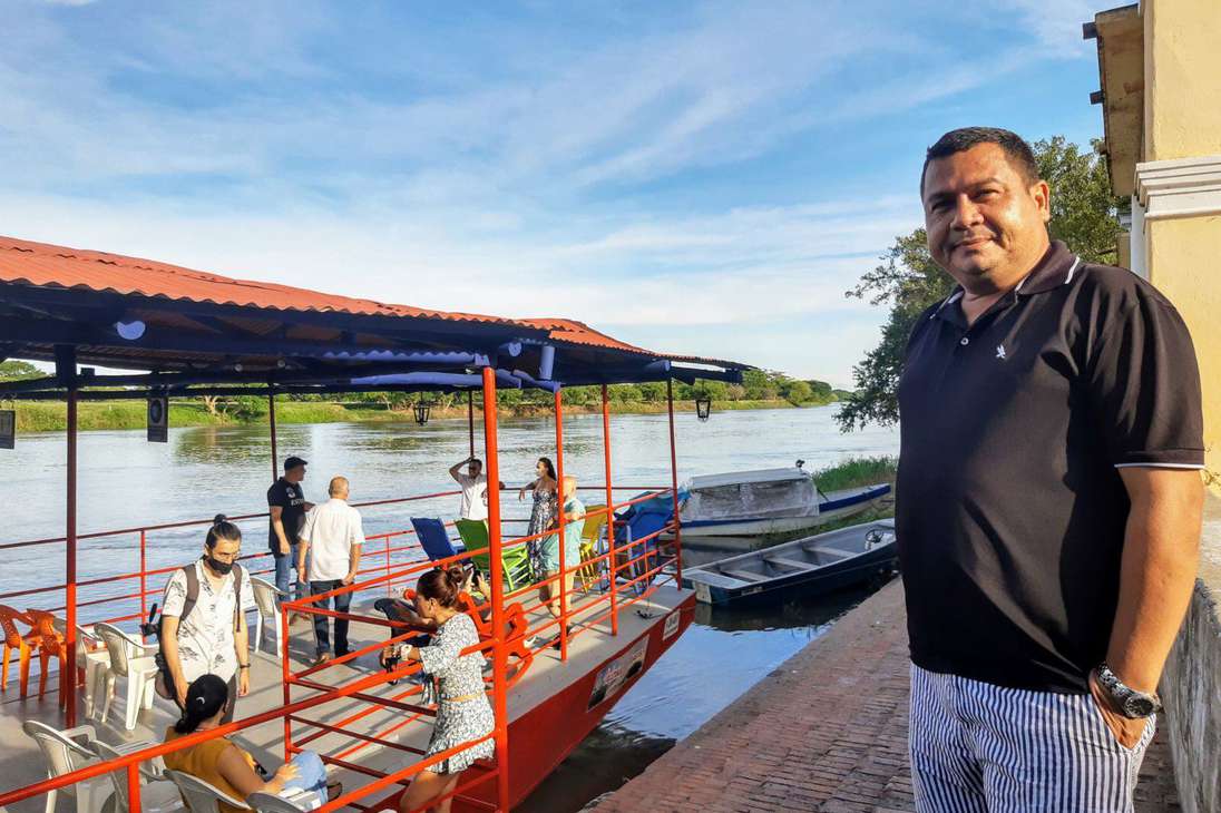 Julio Gómez, de La Valerosa Tours, anfitrión de un recorrido soñado por el río Magdalena donde se podrá ver un colorido atardecer momposino.