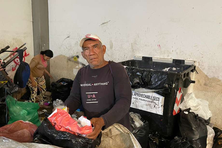 Benito Navarro hace parte de los 25.000 recicladores carnetizados que ejercen este oficio en Bogotá.