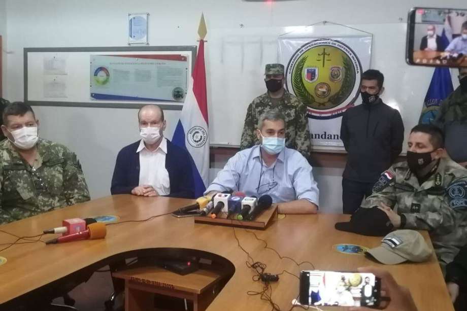 El presidente de Paraguay, Mario Abdo Benítez, con algunos mandos militares, habla de operación militar contra guerrilla.